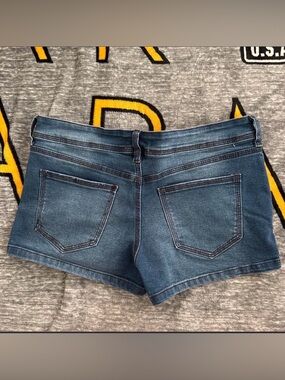 Classic Denim Shorts in Medium Blue